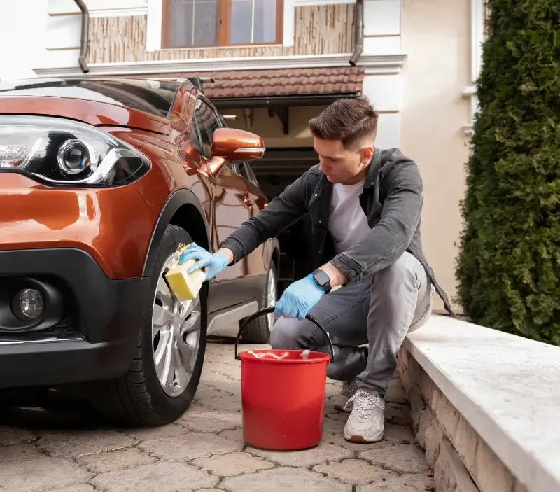 Lavage auto à domicile La Machine : professionnel intervenant sur un véhicule